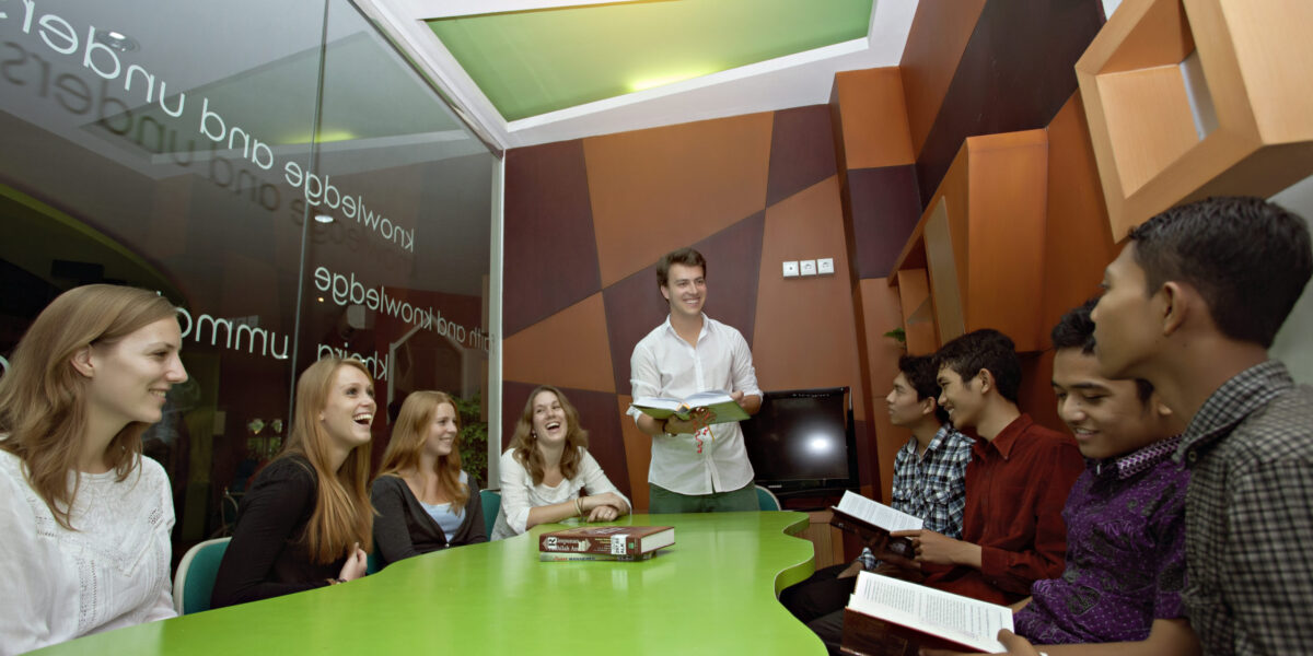 International students studying with academic staff at UNISSULA